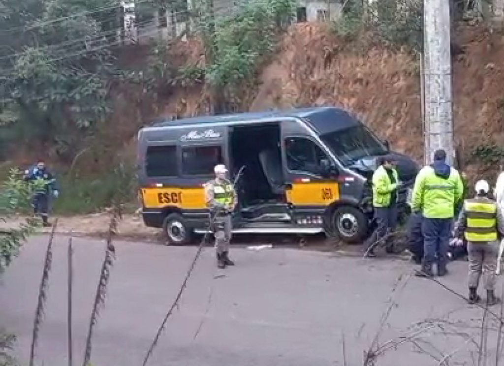 Van escolar bate em poste enquanto transportava alunos em direção ao Bairro Campestre Menino Deus