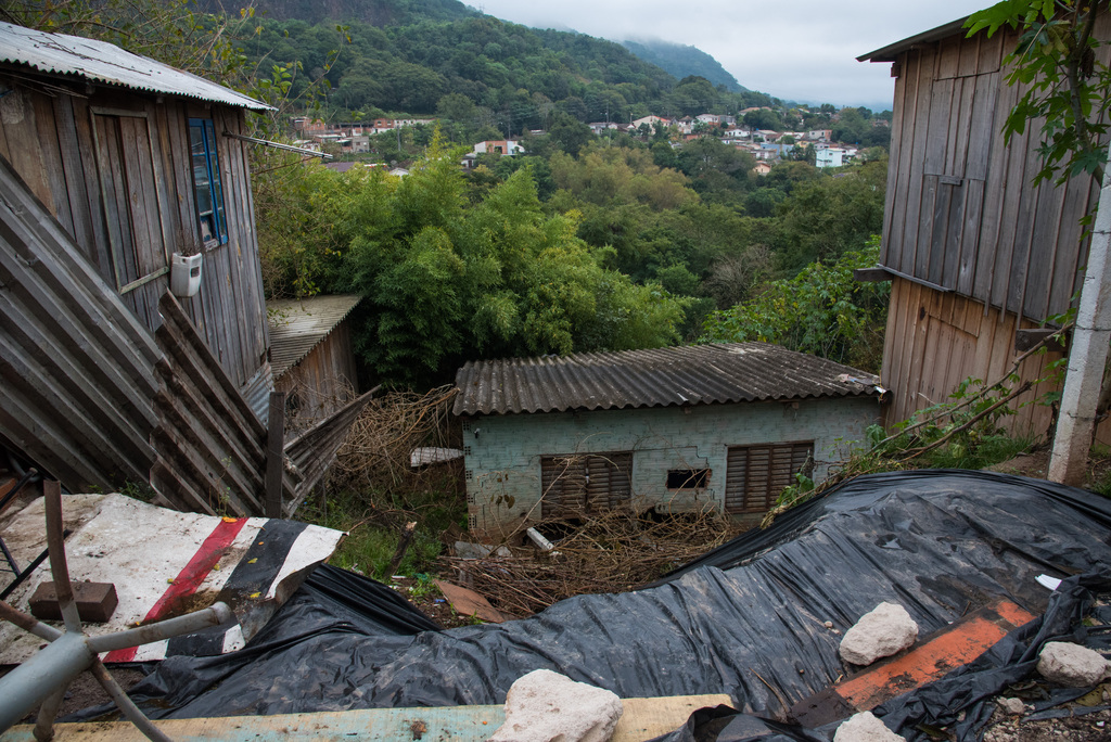 Foto: Eduardo Ramos (Diário) - Barranco que desabou e atingiu uma casa na Rua dos Canários, no início de maio