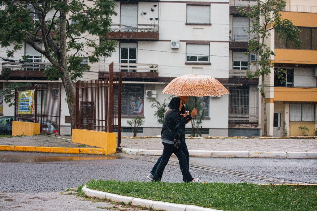título imagem Final de semana é marcado por chuvas intensas e Dia dos Namorados terá mínima de 2°C