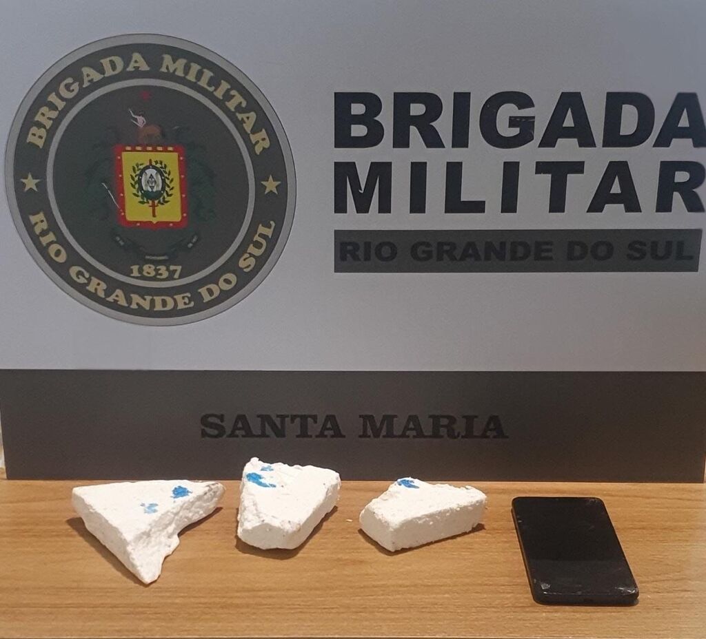 título imagem Após jogar R$ 10 mil em cocaína pela janela do carro, motorista é preso e adolescente apreendido