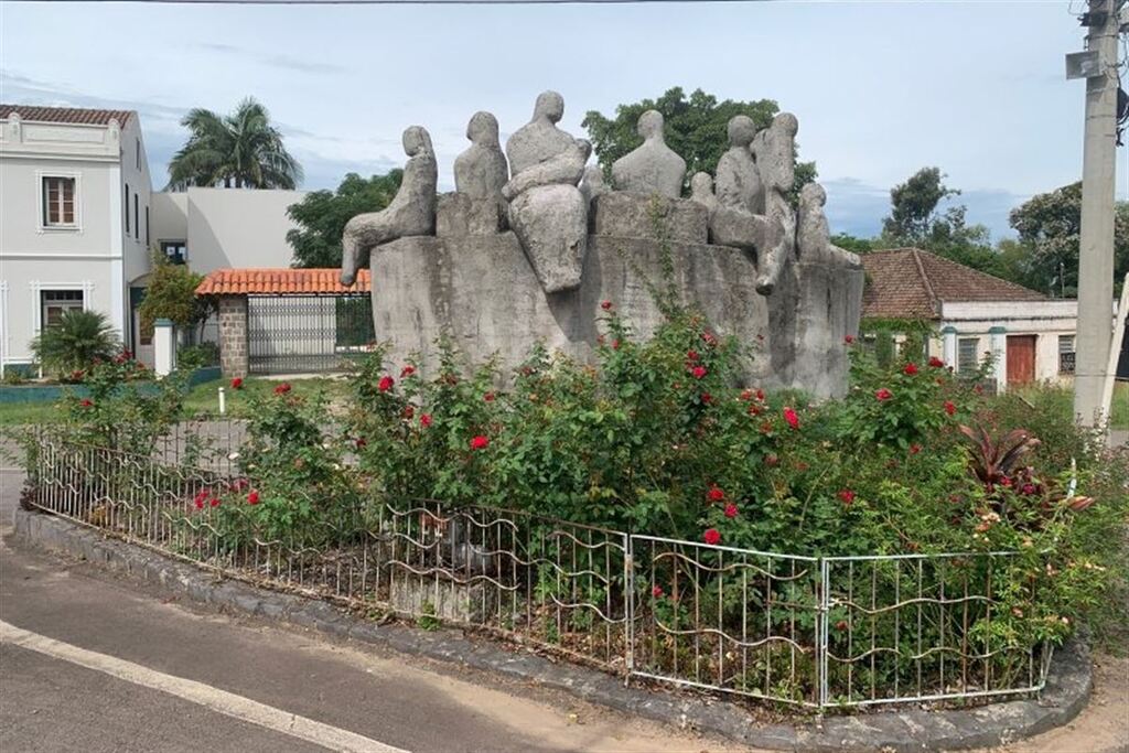 Monumento ao Imigrante recebe reparos; investimento é de R$ 75 mil Monumento ao Imigrante recebe reparos; investimento é de R$ 75 mil