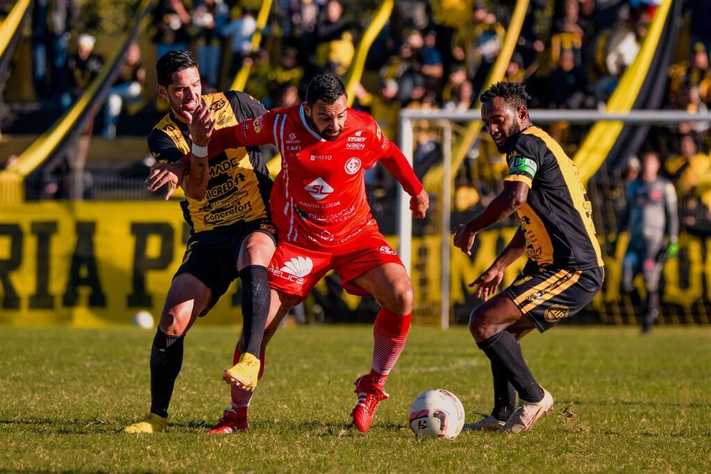 Em jogo de quatro expulsões, Inter-SM perde para o Bagé e cai para 4º lugar na Divisão de Acesso