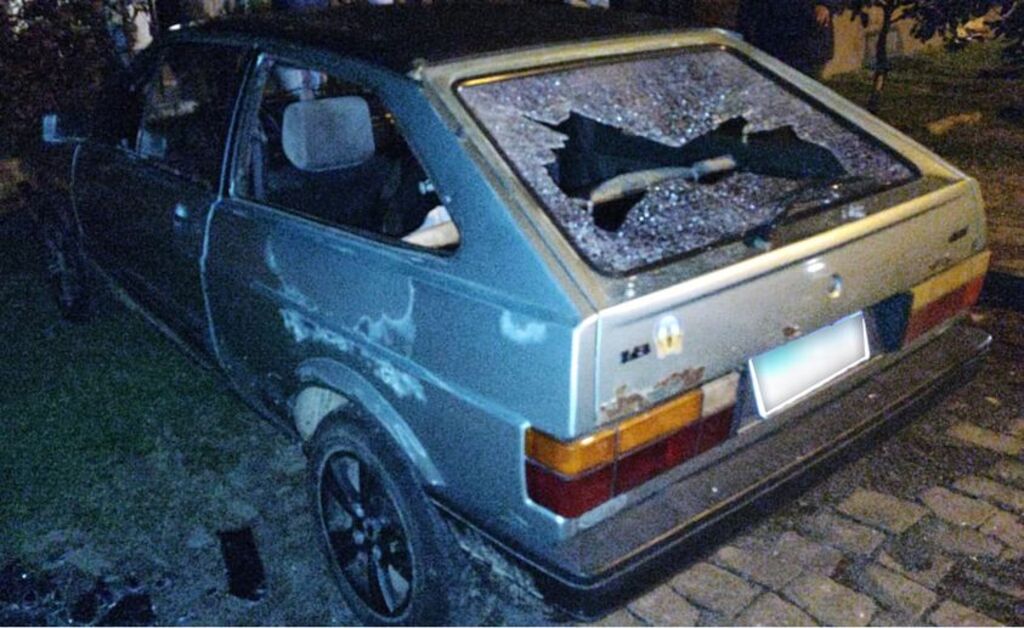 Foto: Brigada Militar - Veículo de um terceiro vizinho foi danificado por tijolos