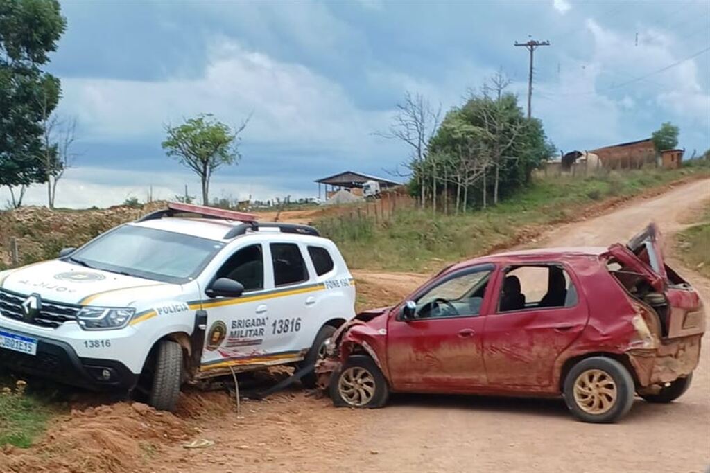 título imagem Motorista embriagado se envolve em acidente e depois bate carro em viatura da Brigada Militar
