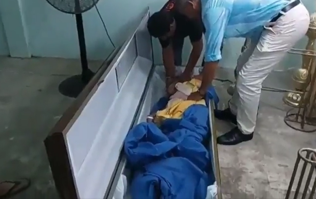 título imagem Idosa acorda dentro de caixão enterrado no Equador
