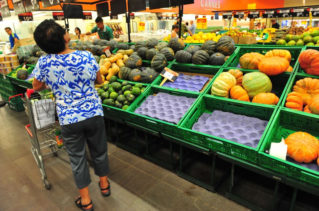 Se parte dos donos de mercados não quer abrir aos domingos, deixem os outros funcionarem