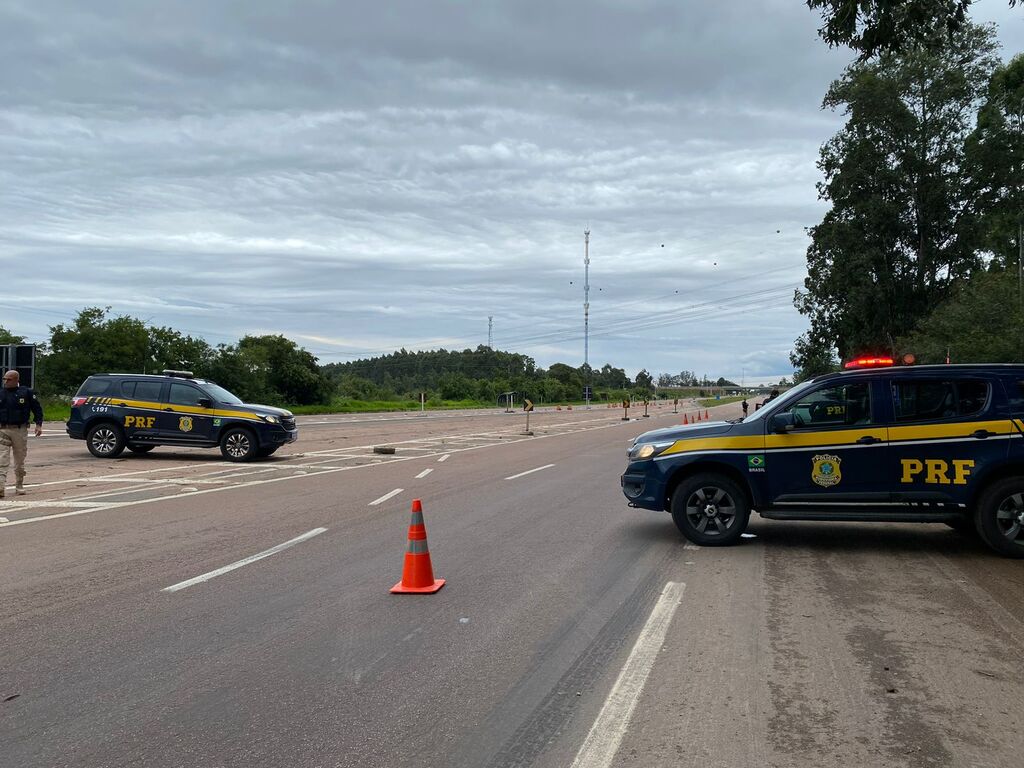 título imagem Mais de 2 mil motoristas foram autuados nas rodovias federais gaúchas durante o feriadão, diz PRF