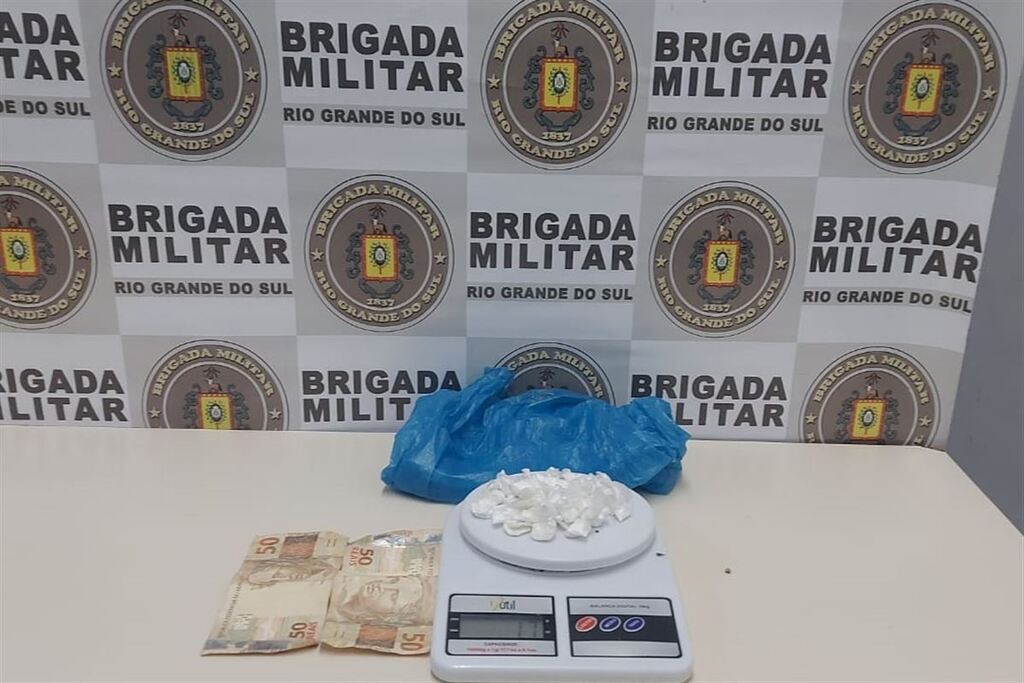 título imagem Homem tenta subornar policial ao ser abordado com drogas em cidade da região