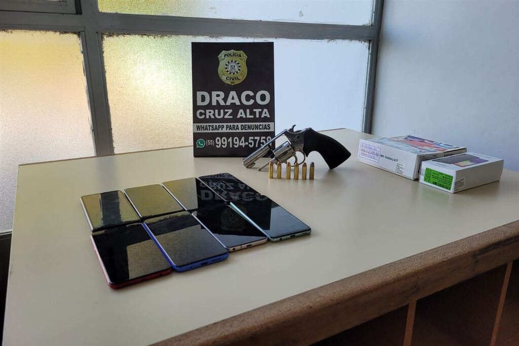 Foto: Polícia Civil - 11 aparelhos celulares e um revólver com seis munições foram apreendidos com os suspeitos