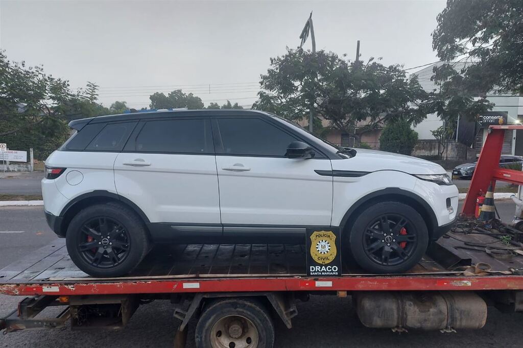 título imagem Policial encontra drogas e munições em fundo falso de móveis ao olhar casa para alugar