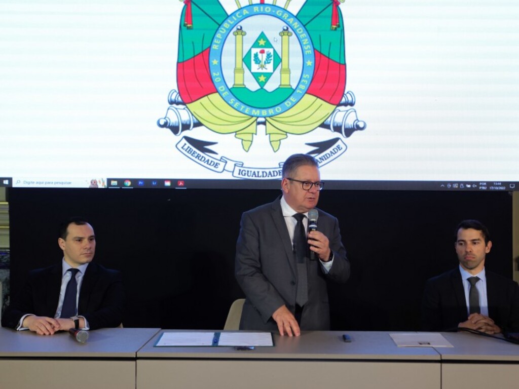 Governador anuncia pagamento antecipado do 13º salário aos servidores estaduais