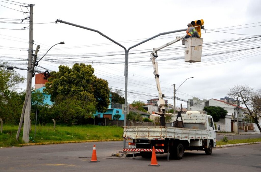 Semáforos são instalados na Avenida Borges de Medeiros e na Rua Ernesto Beck
