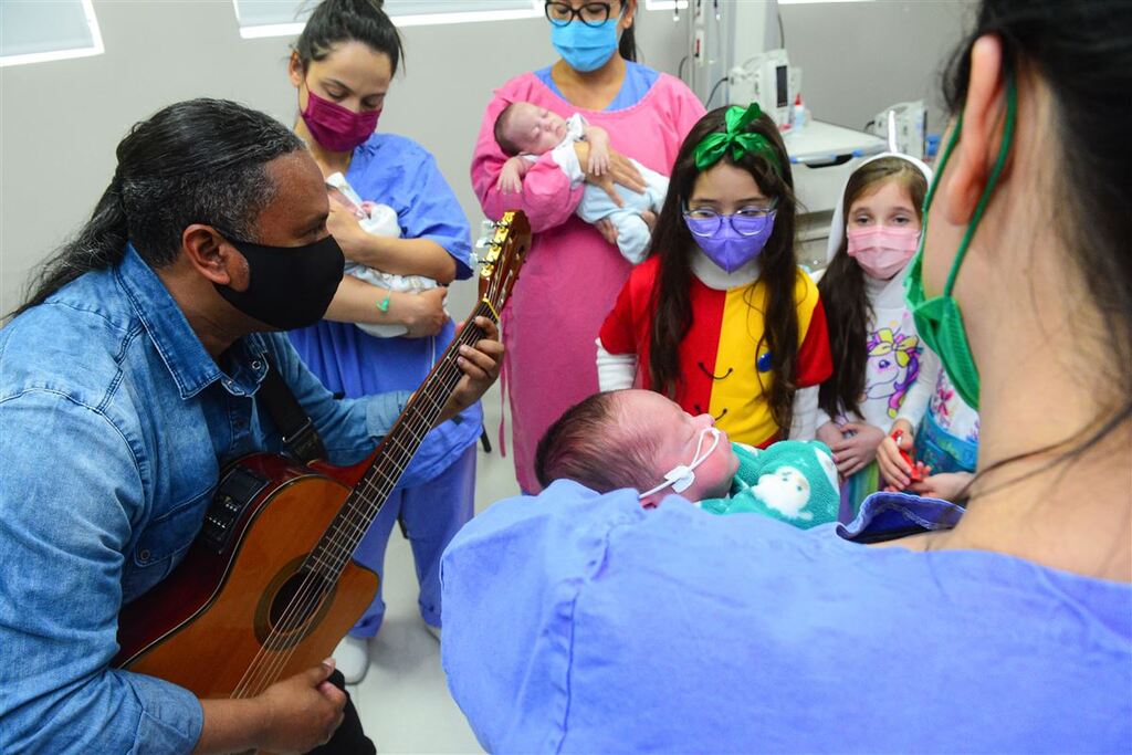 Projeto a Voz que Cura leva talento e ameniza sofrimento de pacientes do Husm