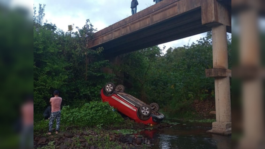 Veículo cai de ponte e fere três no interior de Nova Palma