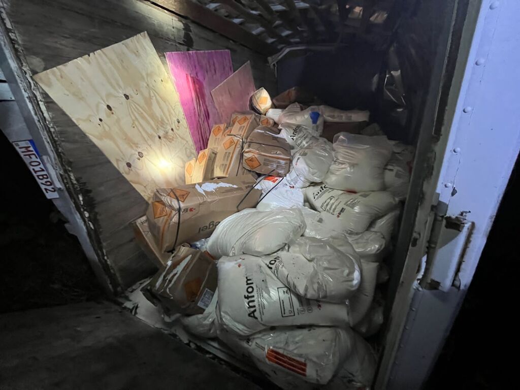 título imagem Caminhão com três toneladas de explosivos tomba e provoca bloqueio na BR-290