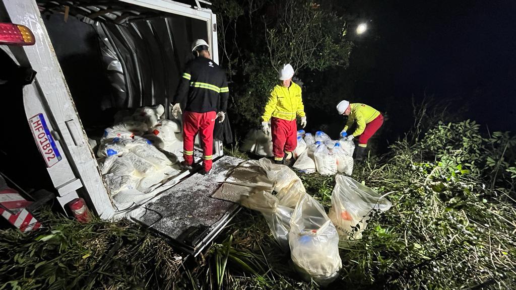 Caminhão com três toneladas de explosivos tomba e provoca bloqueio na BR-290