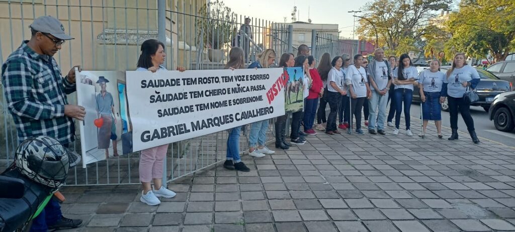 Dois meses após a morte, familiares e amigos de Gabriel Cavalheiro fazem vigília em praça central de São Gabriel