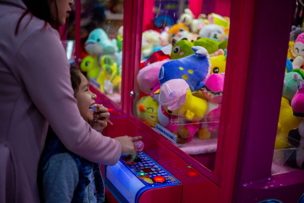 Máquinas de pelúcia voltam a ser tendência entre crianças, adultos e colecionadores