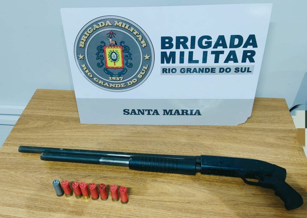 Suspeito é preso ao ser flagrado caminhando com espingarda calibre 12 em rua de Santa Maria
