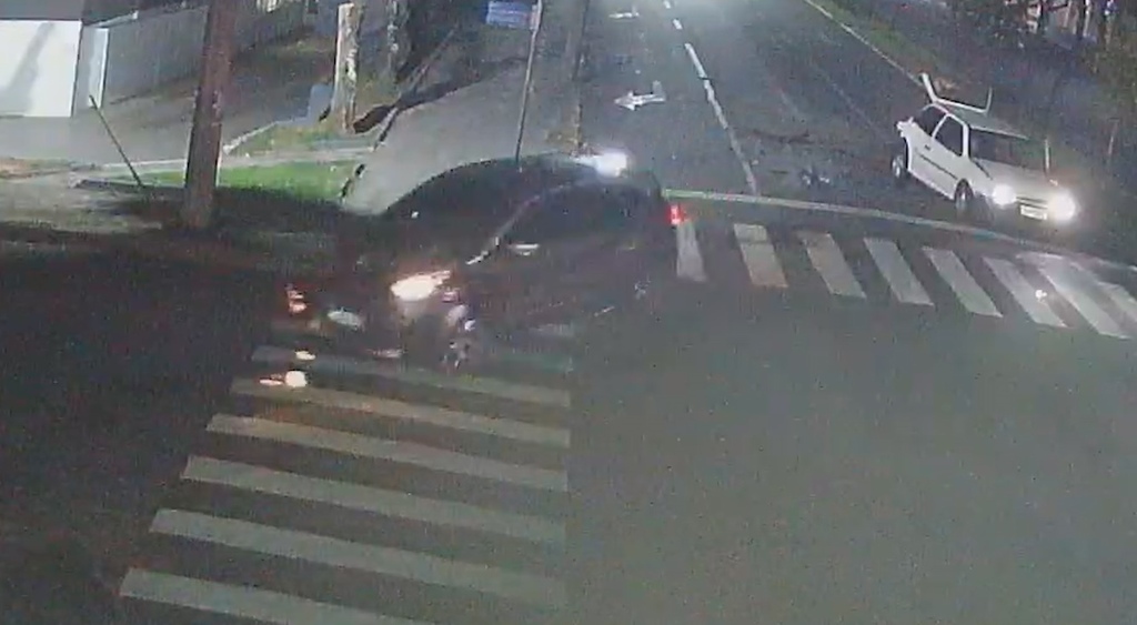 Condutor que fugiu de acidente envolvendo três carros é identificado em imagens de câmeras do Ciosp; assista