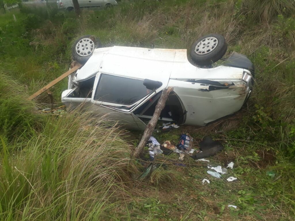 Casal e criança ficam feridos após acidente e capotamento na BR-158