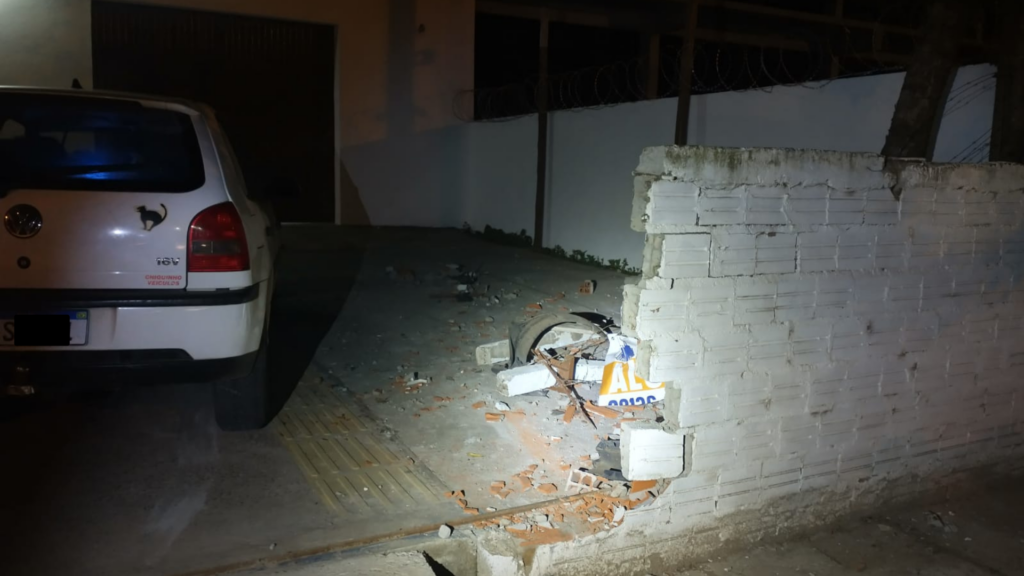 Dois motoristas são flagrados sem carteira de habilitação após se envolverem em acidentes de trânsito