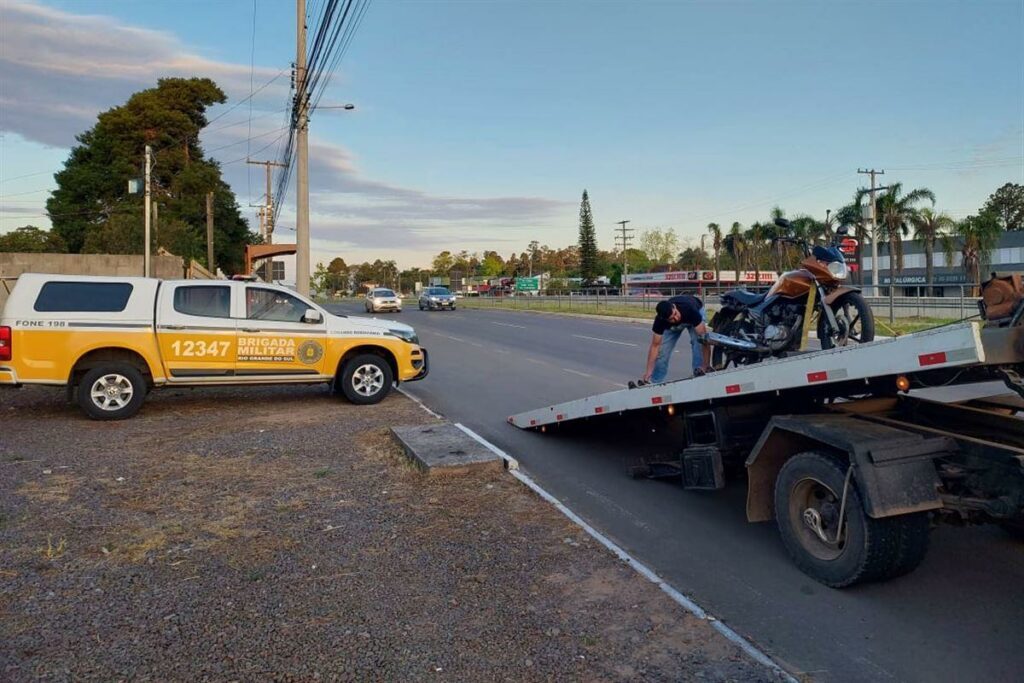Motocicleta com mais de R$ 175 mil em multas é apreendida pela polícia em Santa Maria