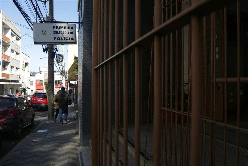 “Homem-aranha”, assaltante escala muro e causa prejuízo de pelo menos R$ 6 mil para empresa