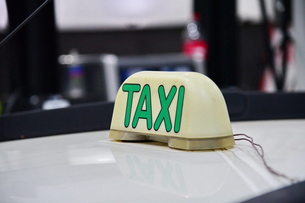 Passageiro assalta e esfaqueia taxista em Santa Maria