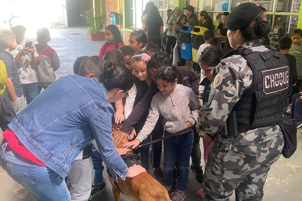 Escola Walter Jobim inicia a programação da semana da criança com interação com cachorros do BP Choque e brincadeiras
