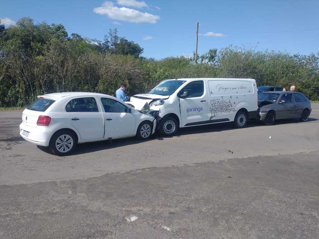 Carro de funerária que levava corpo para sepultamento se envolve em acidente com três veículos em São Vicente de Sul