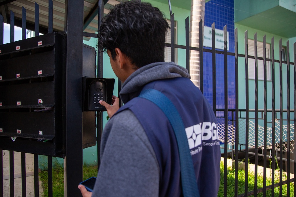 Com alto índice de recusas, recenseadores do IBGE enfrentam dificuldades para concluir Censo 2022