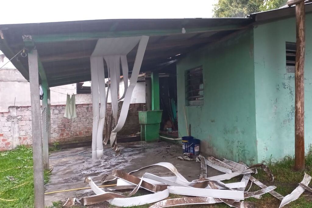 Residência fica parcialmente destruída após incêndio em Santa Maria
