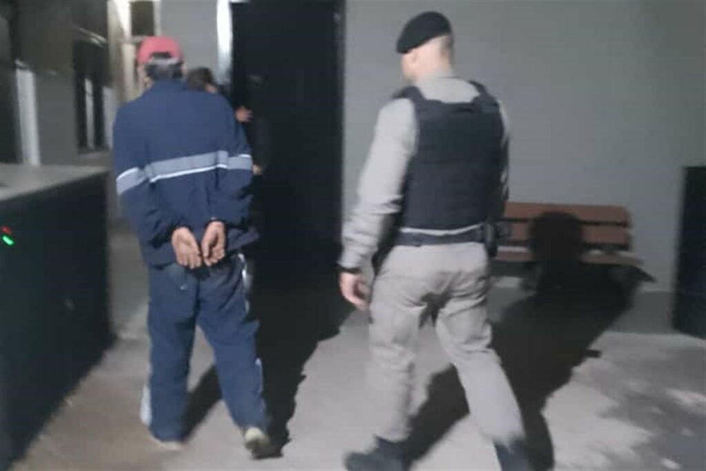 Dupla é presa furtando barras de ferro da empresa que administra a ferrovia Santa Maria