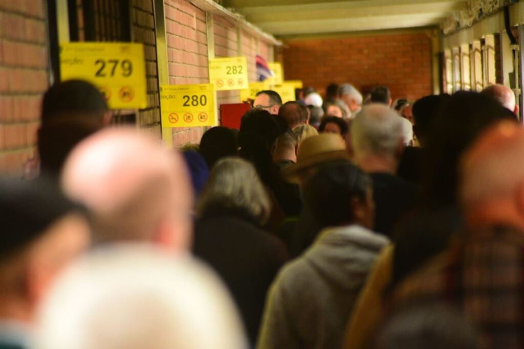 Eleitores santa-marienses vão às urnas nas primeiras horas de votação neste domingo