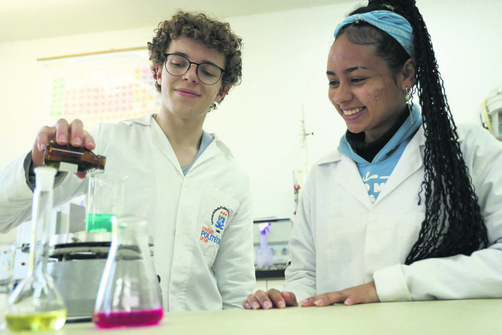 Colégio Politécnico: onde a prática aliada ao conhecimento teórico constrói o protagonismo
