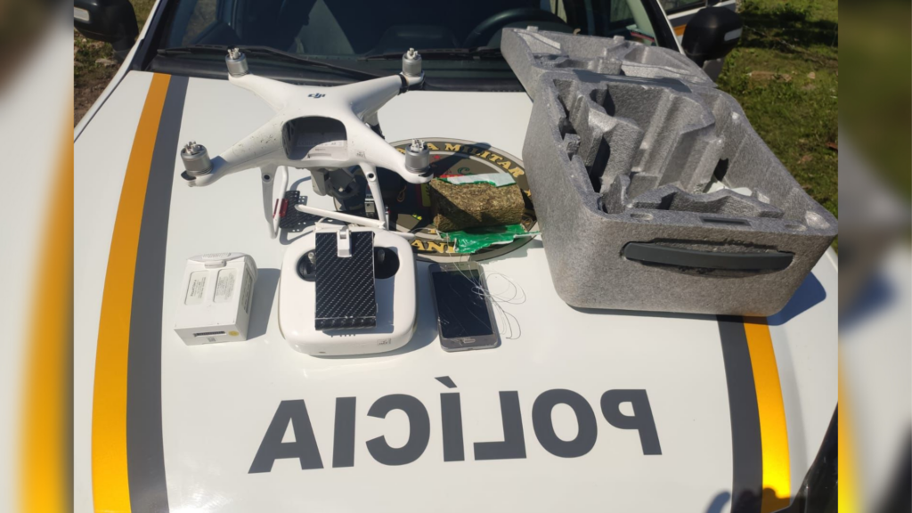 Tentando lançar drogas e celulares para dentro da Pesm, adolescente é flagrado pilotando um drone de R$ 20 mil escondido em chiqueiro