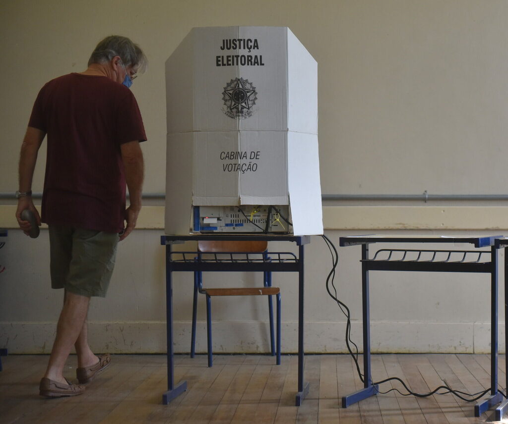 Mesários terão orientações específicas para quem descumprir as normas referentes ao uso do celular e porte de armas durante a votação