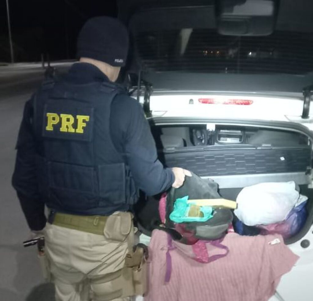 PRF apreende 4 kg de maconha escondidos em mochila de criança de 1 ano e 4 meses