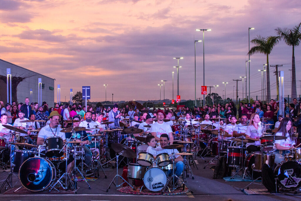 3ª edição do Bateraço reúne mais de 100 bateristas no Shopping Praça Nova