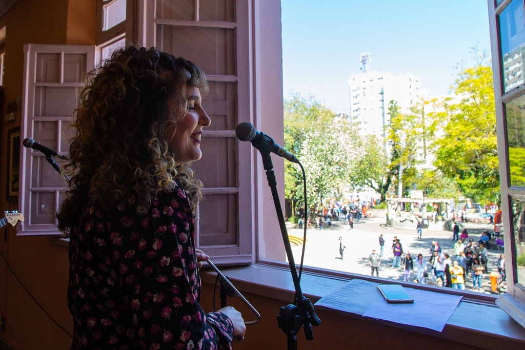 Show da Banda Milho Verde nas janelas do Theatro Treze de Maio reúne dezenas de pessoas