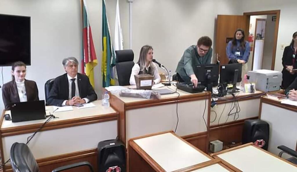 Idoso de 79 anos é condenado a 12 anos de prisão por assassinato motivado por furto de galinhas