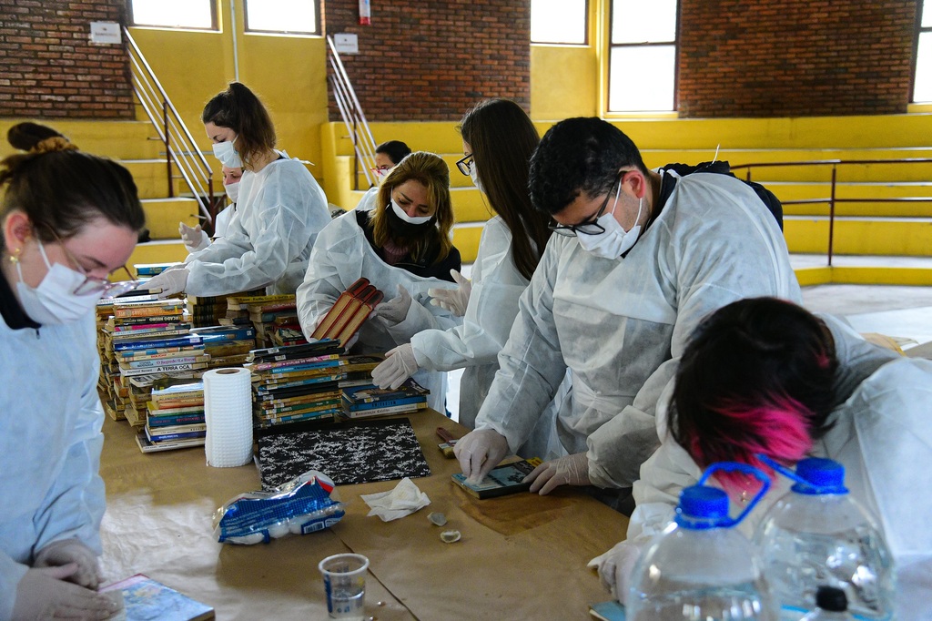 De livros a álbuns de fotos, objetos históricos retirados do Clube Caixeiral passam por recuperação
