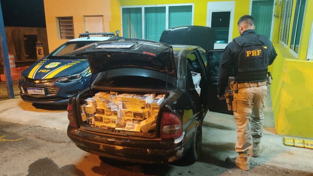 PRF apreende carros carregados com cerca de 15 mil maços de cigarros paraguaios