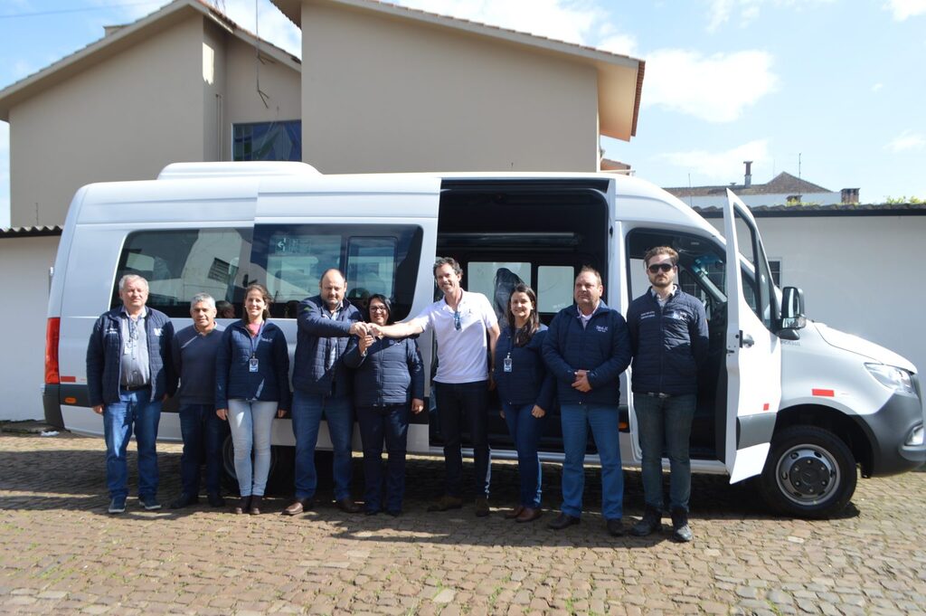 Prefeitura de Júlio de Castilhos adquire van para o transporte escolar