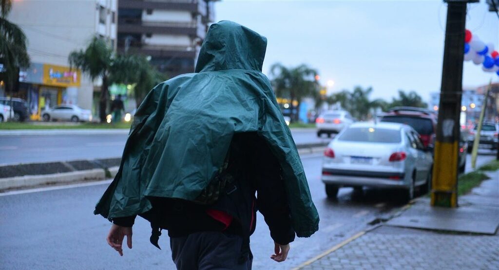Após dias ensolarados e temperaturas amenas, frente fria e chuva retornam ao Estado