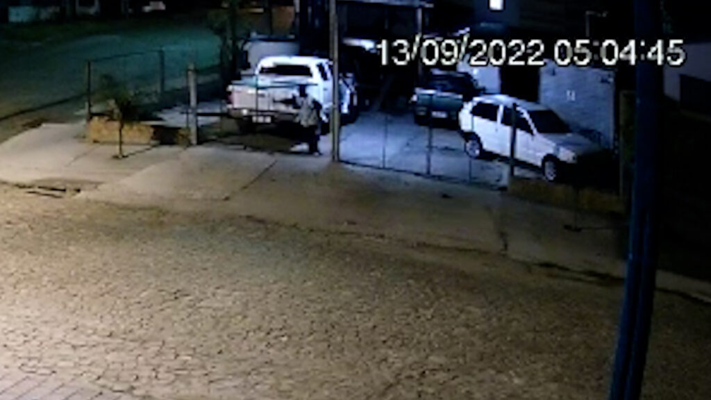 Vídeo: ladrão furta caminhonete de lavagem no Bairro Camobi