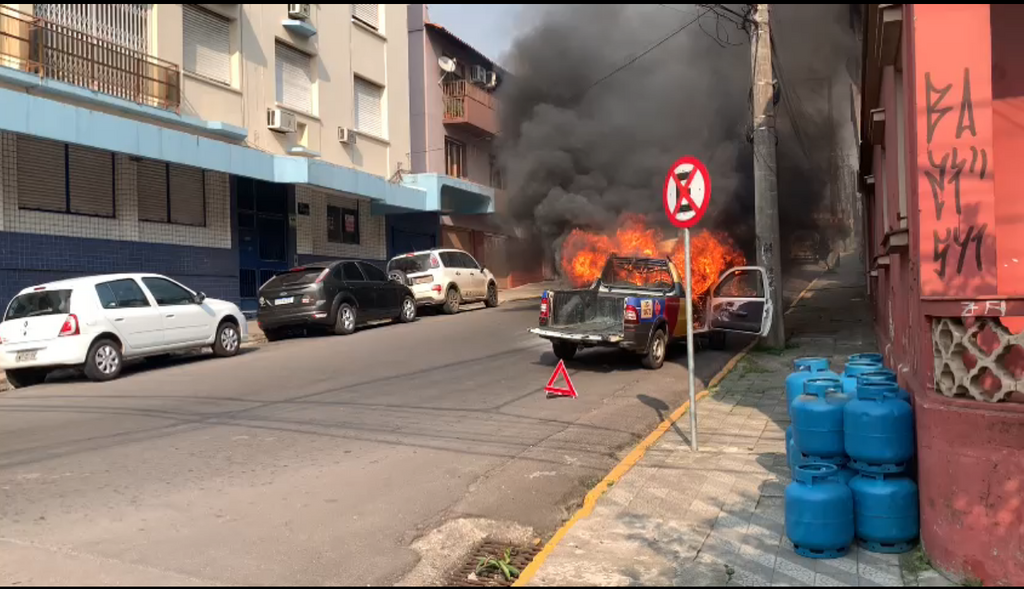 Vídeo: carro de distribuidora de gás pega fogo na Rua dos Andradas em Santa Maria