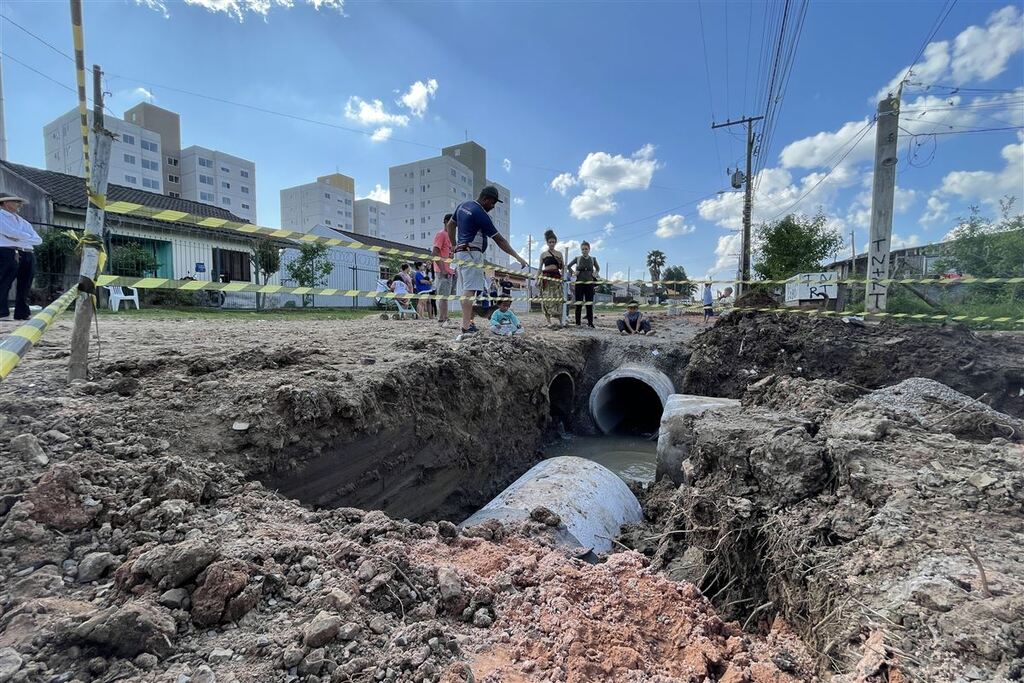 Moradores da Vila Resistência protestam para que tubulação de água e esgoto contemple toda a comunidade