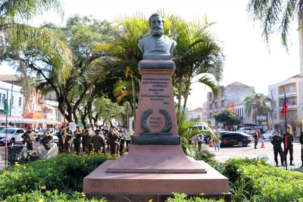 Busto centenário de coronel Niederauer é restaurado em Santa Maria